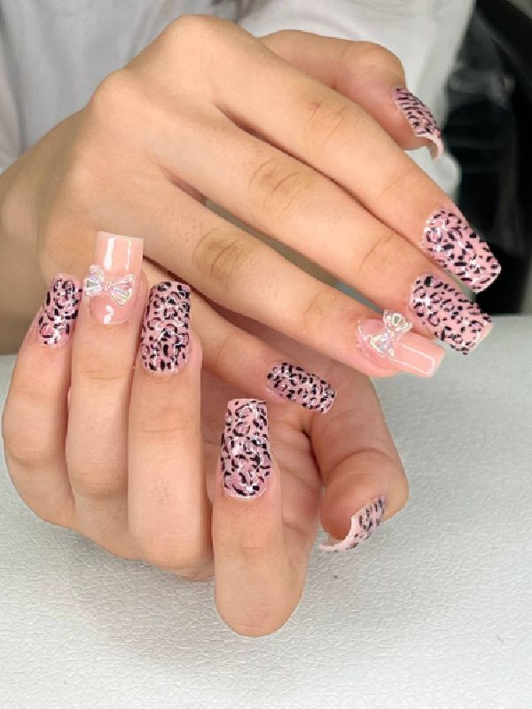 کاشت ناخن ژلیش در سالن لیدیا ارومیه