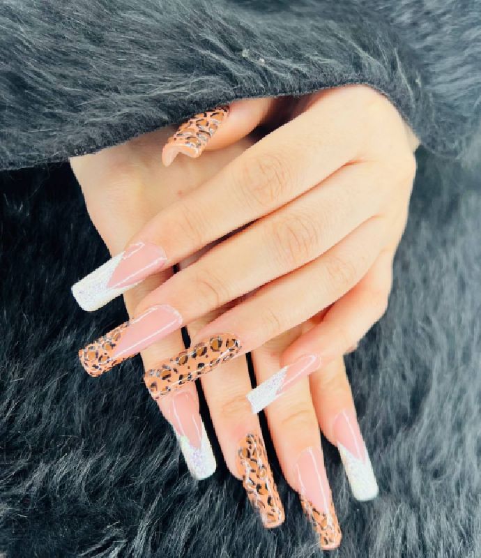 کاشت ناخن باکمترین قیمت در ارومیه سالن لیدیا